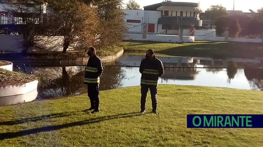 Idosa encontrada sem vida no lago da zona norte em Almeirim