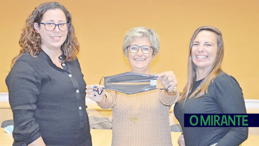 Máscaras transparentes salvaram o ano dos alunos surdos de Vila Franca de Xira Máscaras transparentes salvaram o ano dos alunos surdos de Vila Franca de Xira