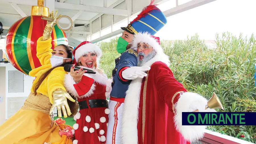 O Pai Natal passeou de camião pelas ruas de Santarém O Pai Natal passeou de camião pelas ruas de Santarém