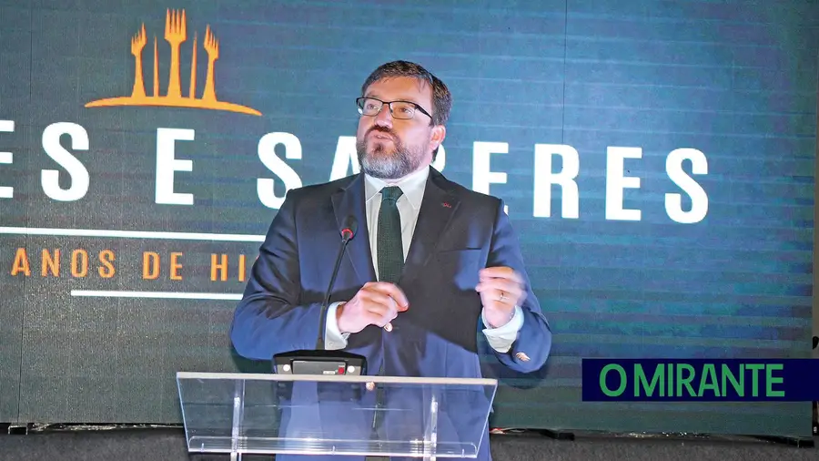Autarca de Santarém culpa grupo de cidadãos por atraso da nova Casa do Benfica Autarca de Santarém culpa grupo de cidadãos por atraso da nova Casa do Benfica
