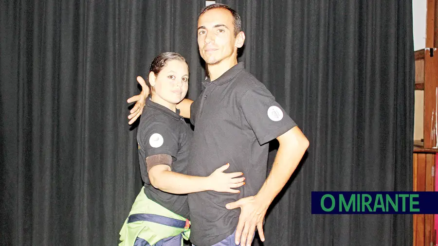 Só pares que vivem juntos podem dançar tango que está a sofrer com pandemia
