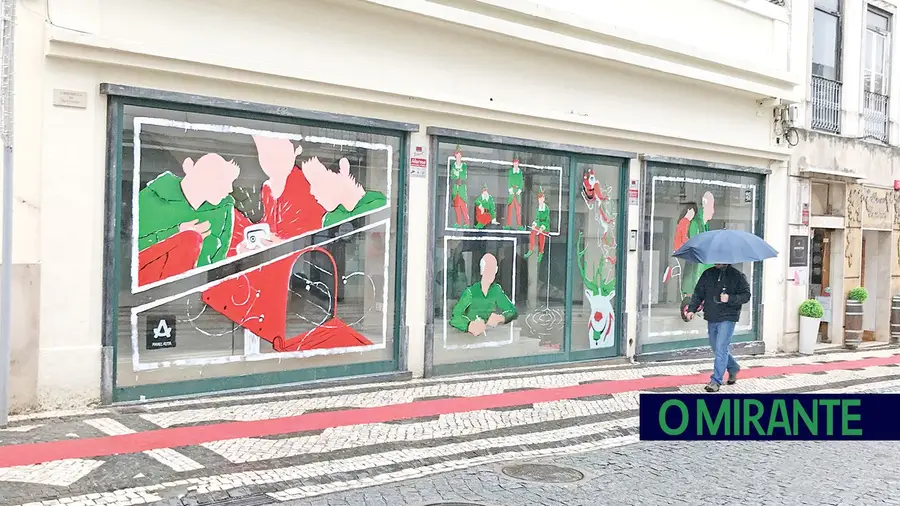 Lojas devolutas do centro de Santarém vestem-se de graffitis alusivos ao Natal Lojas devolutas do centro de Santarém vestem-se de graffitis alusivos ao Natal