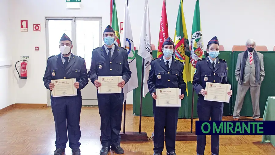 Vários elementos do corpo activo dos Bombeiros Voluntários Torrejanos