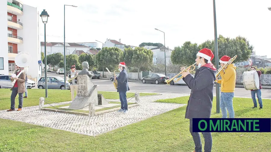 Nem a pandemia travou a já tradicional animação pelas ruas de Mação na véspera de Natal.