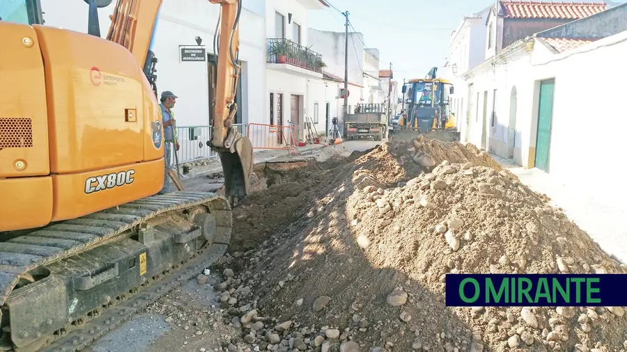 Obras publicas na gaveta põem em causa trabalho dos autarcas Obras publicas na gaveta põem em causa trabalho dos autarcas