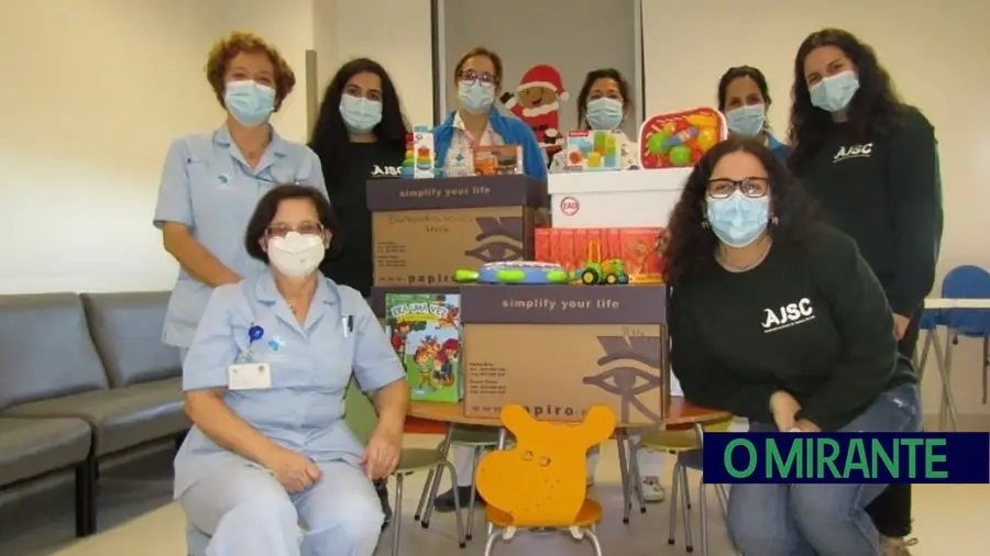Jovens de Samora Correia dão brinquedos ao Hospital Vila Franca de Xira