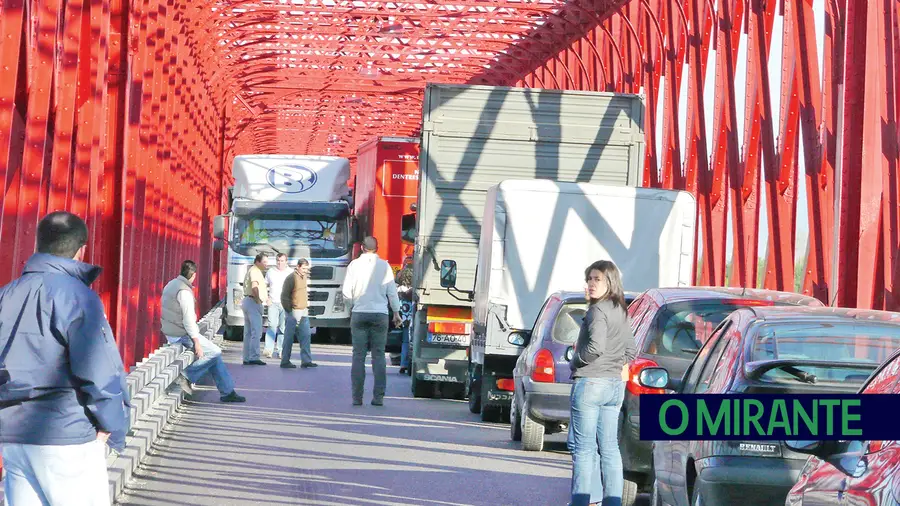 São os condutores que regulam o trânsito na Ponte da Chamusca