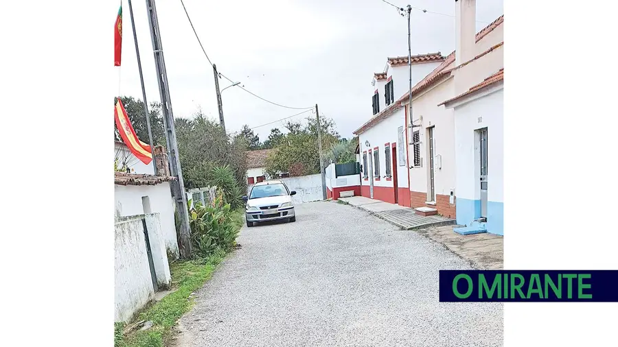 Contentor retirado na Cortiçada  por causa do estacionamento de um carro 