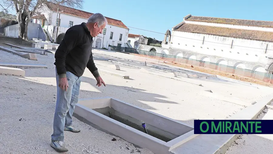 Obras no Largo do Mosteiro de Almoster podem finalmente recomeçar Obras no Largo do Mosteiro de Almoster podem finalmente recomeçar