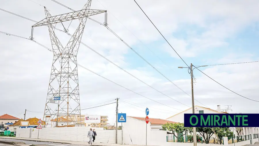 Moradores contra posto de combustíveis junto a casas e poste de alta tensão Moradores contra posto de combustíveis junto a casas e poste de alta tensão