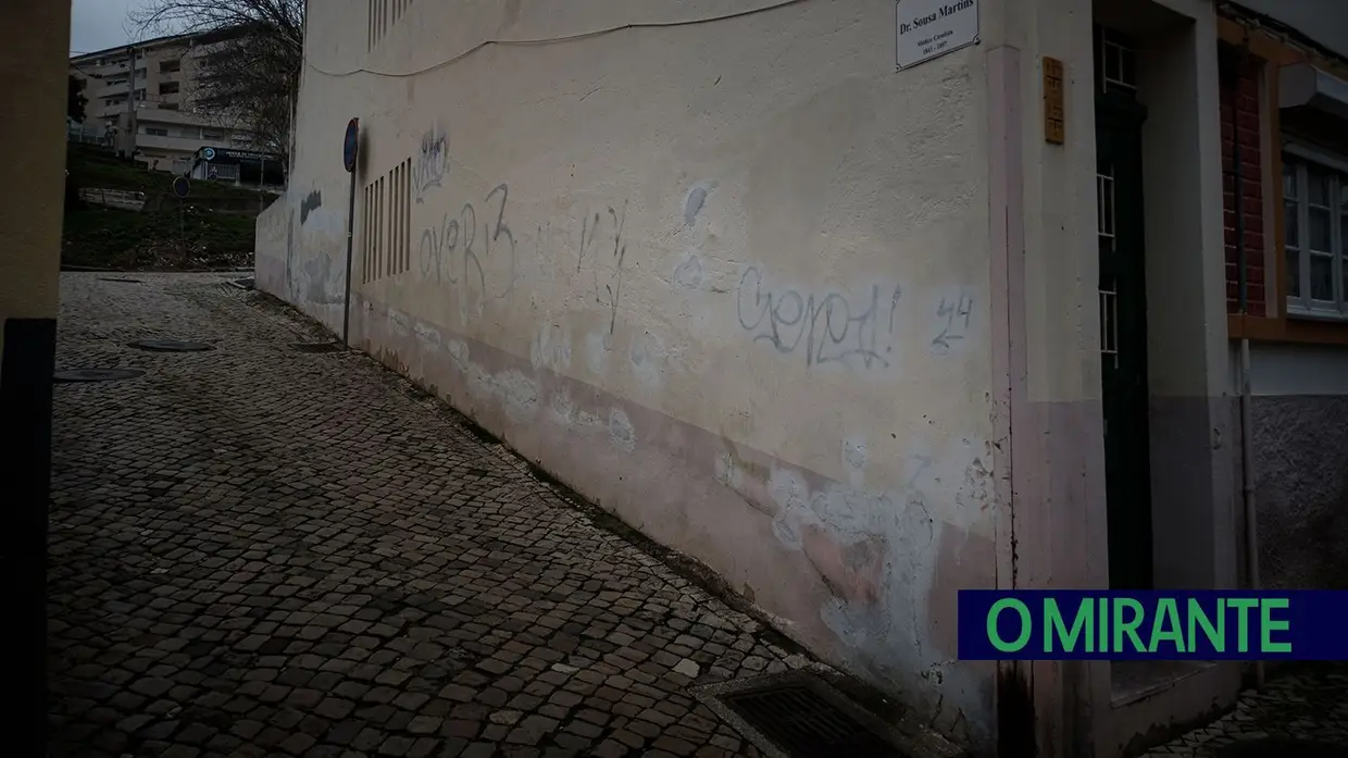 Grafitos em Vila Franca de Xira dão má imagem