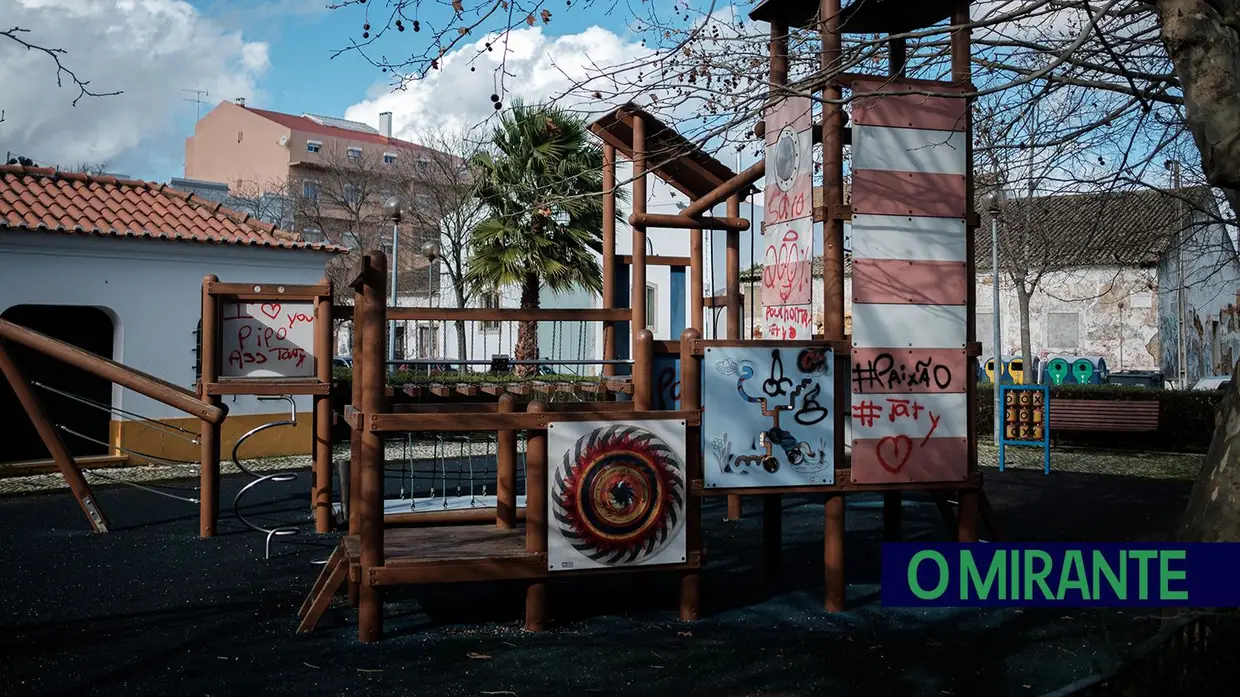 Grafitos em Vila Franca de Xira dão má imagem