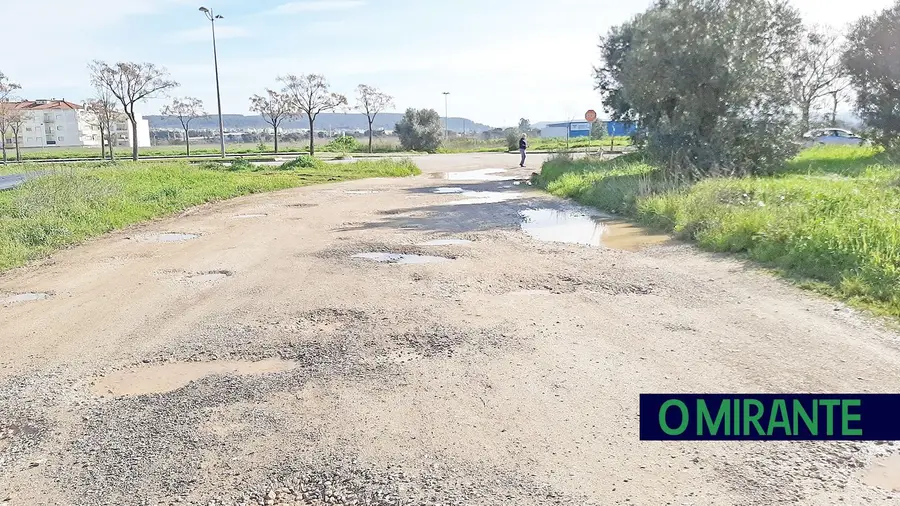 Um aviso de rua intransitável ajudava a poupar na oficina