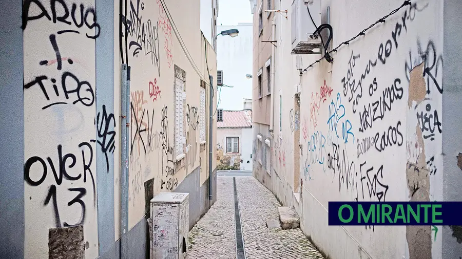 Grafitos difíceis de combater dão má imagem de Vila Franca de Xira