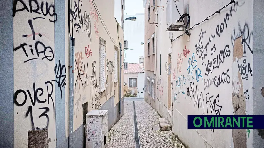 Grafitos difíceis de combater dão má imagem de Vila Franca de Xira Grafitos difíceis de combater dão má imagem de Vila Franca de Xira