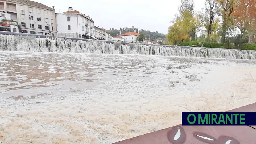 Ineficácia das autoridades perante as descargas poluentes no rio Nabão