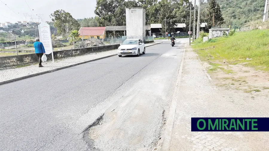 Obras mal feitas deixam estrada do Sobralinho cheia de buracos 