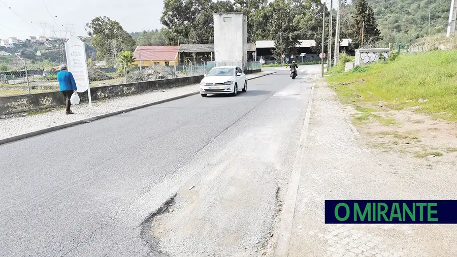 Obras mal feitas deixam estrada do Sobralinho cheia de buracos 