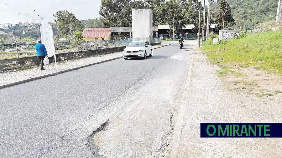 Obras mal feitas deixam estrada do Sobralinho cheia de buracos
