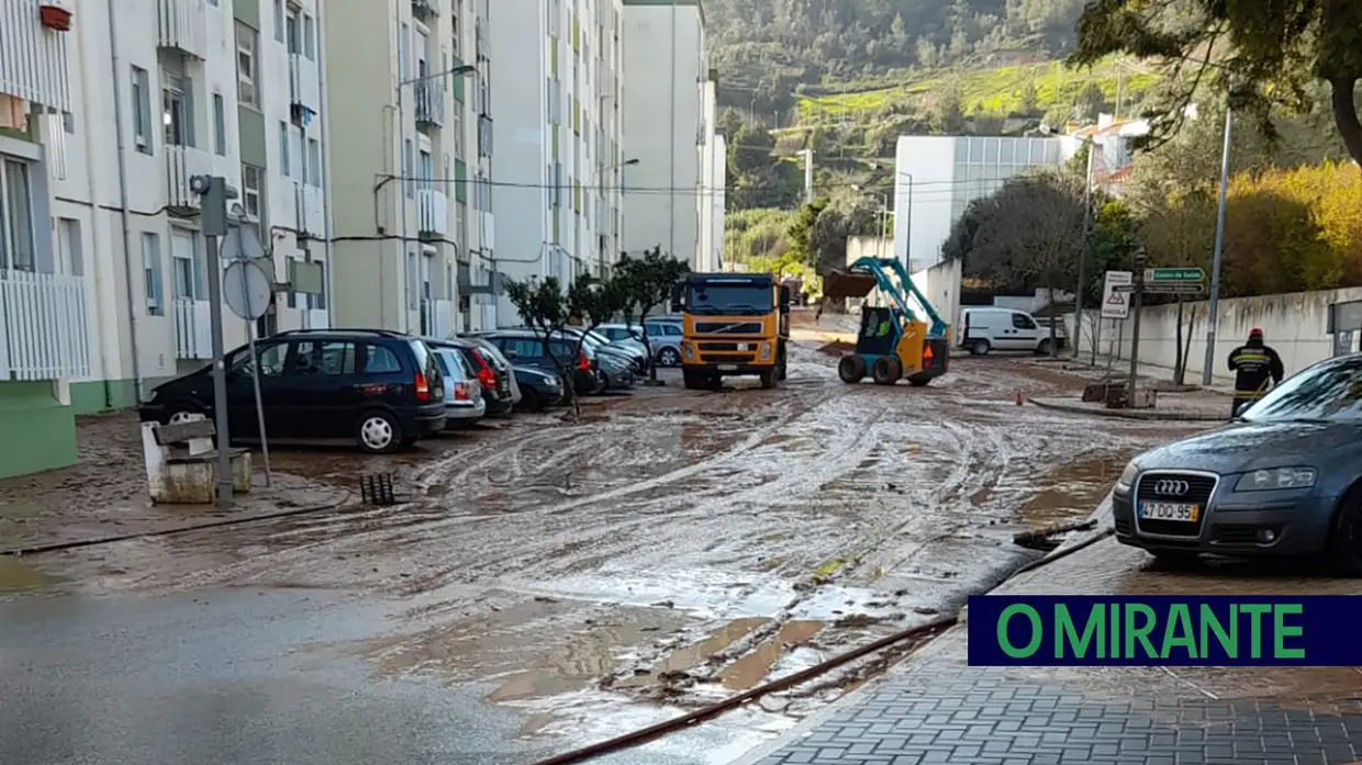 Rotura de conduta da EPAL inunda ruas de Castanheira do Ribatejo
