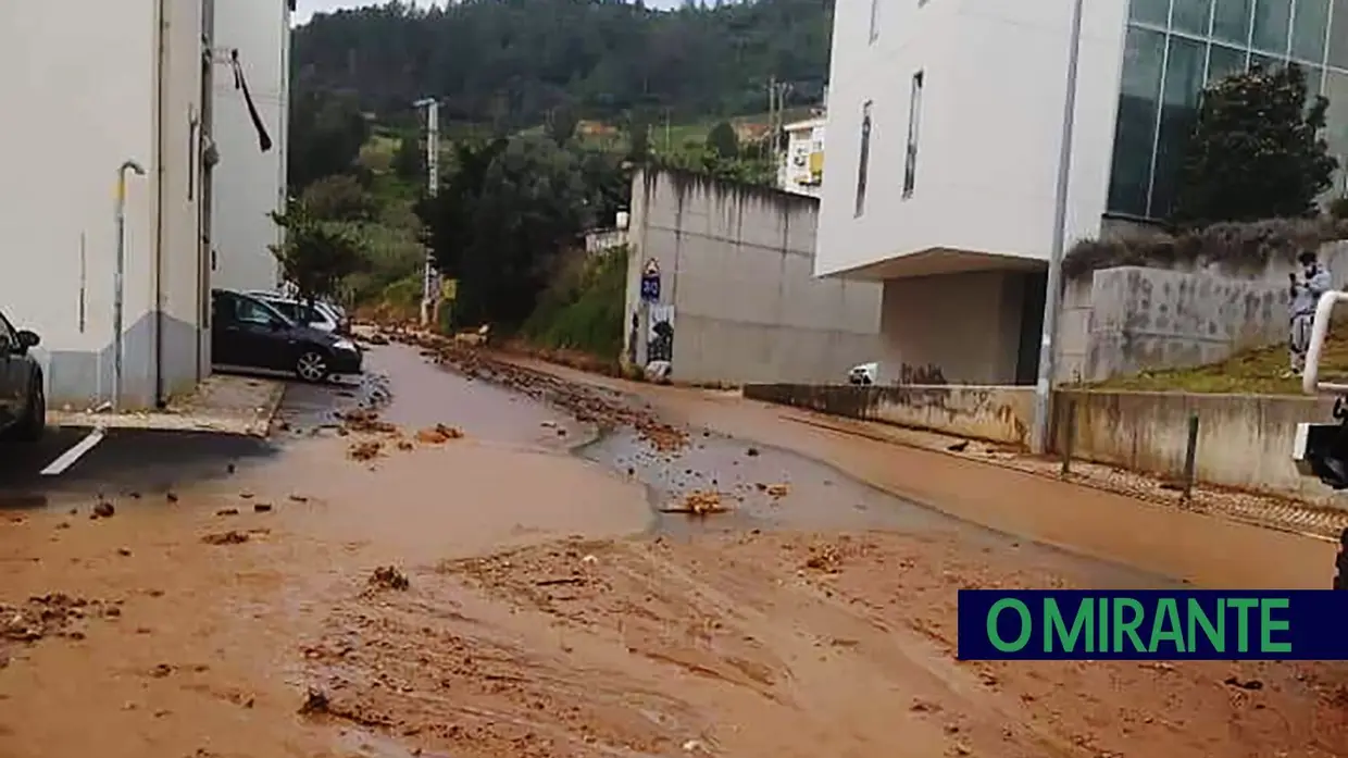Rotura de conduta da EPAL inunda ruas de Castanheira do Ribatejo