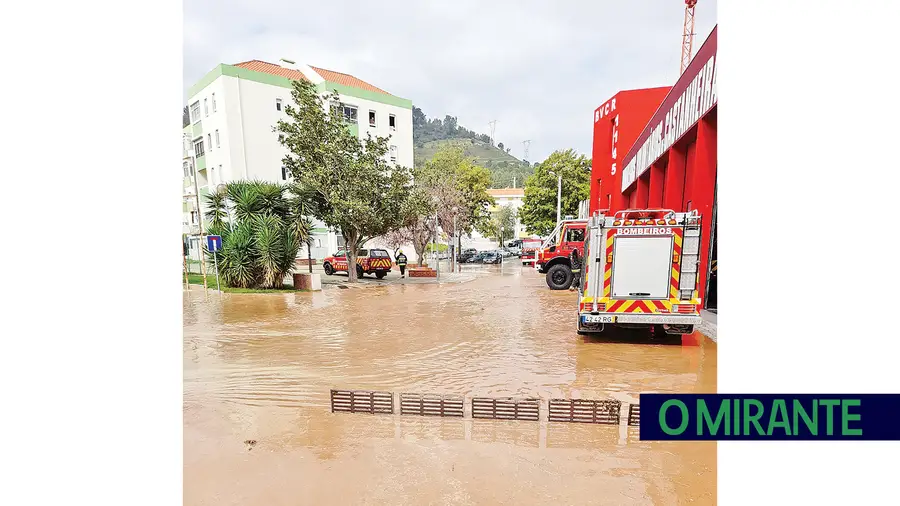 Rotura de conduta  da EPAL inunda ruas de Castanheira do Ribatejo