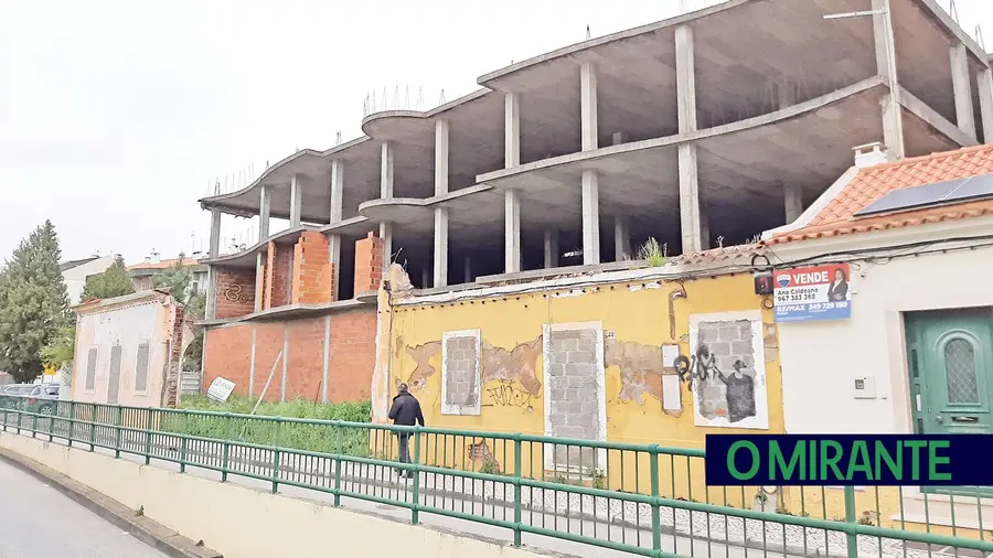 Ordem de demolição para edifício inacabado no local da antiga sede do Ferroviários