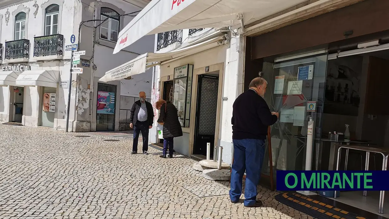 Comércio abre portas a “conta-gotas”