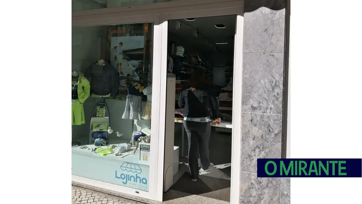 Comércio abre portas a “conta-gotas”