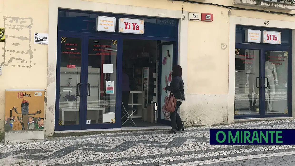 Comércio abre portas a “conta-gotas”