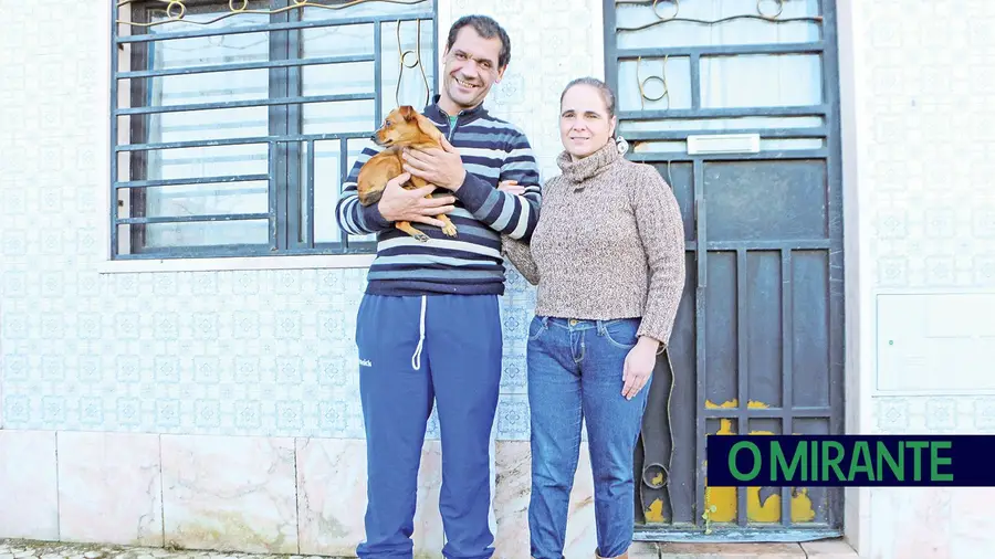 Casal de cegos luta contra os obstáculos de uma vida às escuras Casal de cegos luta contra os obstáculos de uma vida às escuras