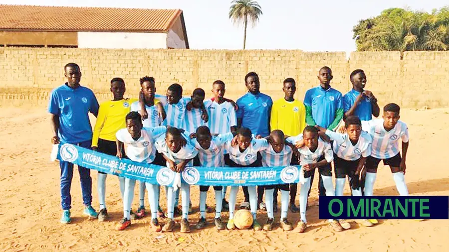 Vitória de Santarém equipa crianças da Guiné-Bissau Vitória de Santarém equipa crianças da Guiné-Bissau