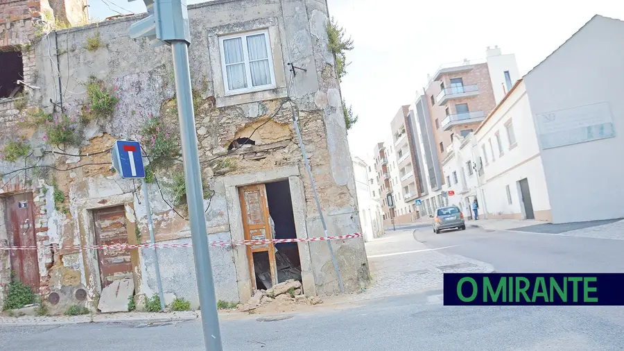 Casa em ruínas preocupa moradores de Povos