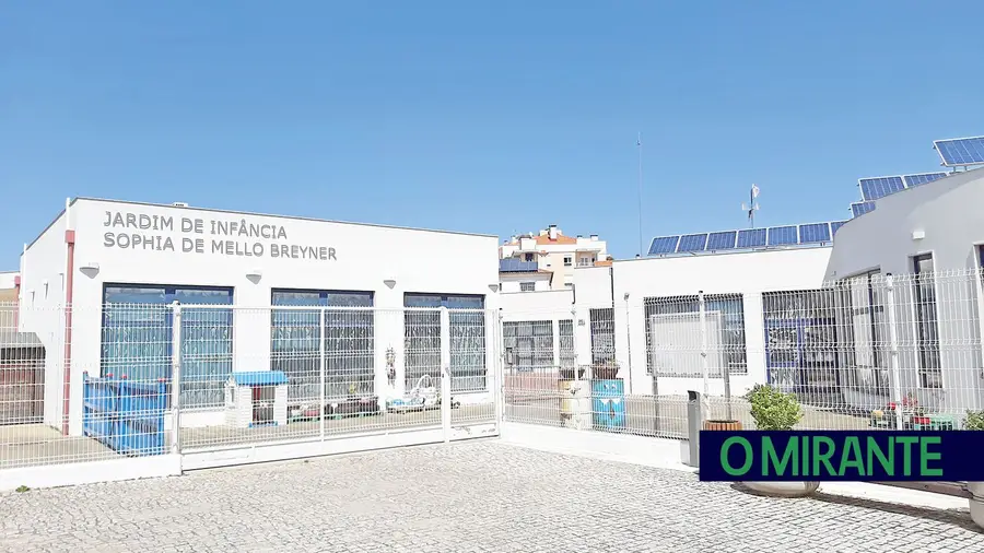 Demolir escola de um milhão e duzentos mil euros como quem bebe um copo de água Demolir escola de um milhão e duzentos mil euros como quem bebe um copo de água
