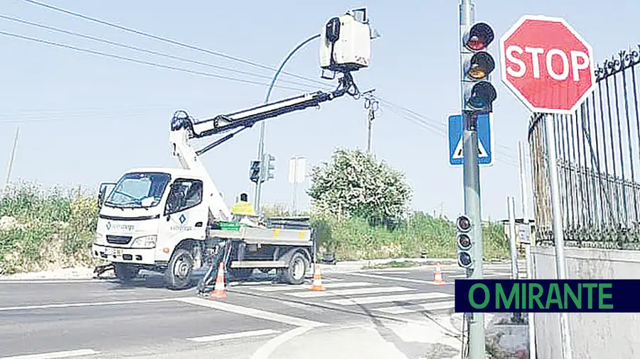 Semáforos para darem mais segurança  ao cruzamento do Gualdim