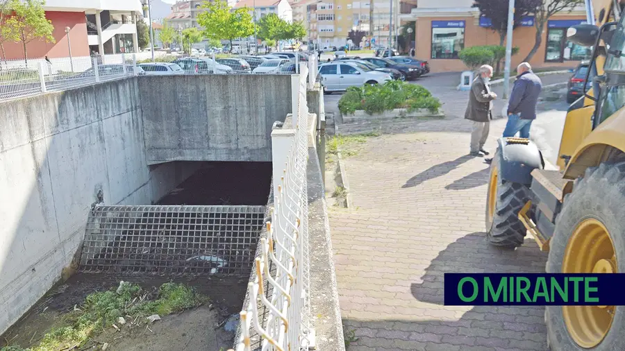Autoridades investigam origem de maus cheiros em ribeira de Alverca Autoridades investigam origem de maus cheiros em ribeira de Alverca