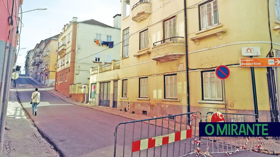 Prédio em mau estado fecha rua junto  ao Largo do Choupal em Santarém