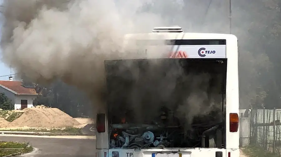 Incêndio em autocarro a circular nos arredores de Santarém Incêndio em autocarro a circular nos arredores de Santarém