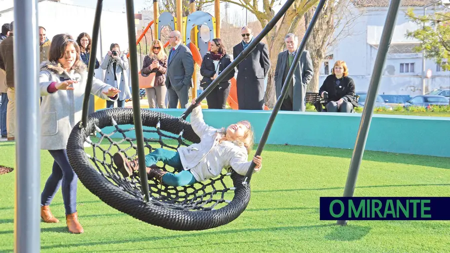 Vila Franca de Xira já gastou um milhão a adaptar parques infantis às novas regras Vila Franca de Xira já gastou um milhão a adaptar parques infantis às novas regras