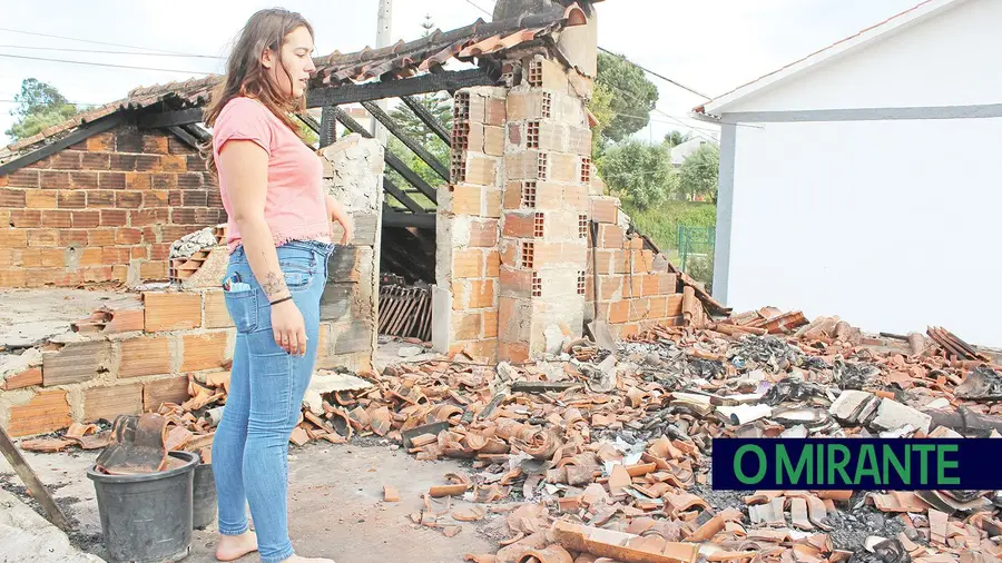 Fogo deixou sem telhado casa de família em Santarém Fogo deixou sem telhado casa de família em Santarém