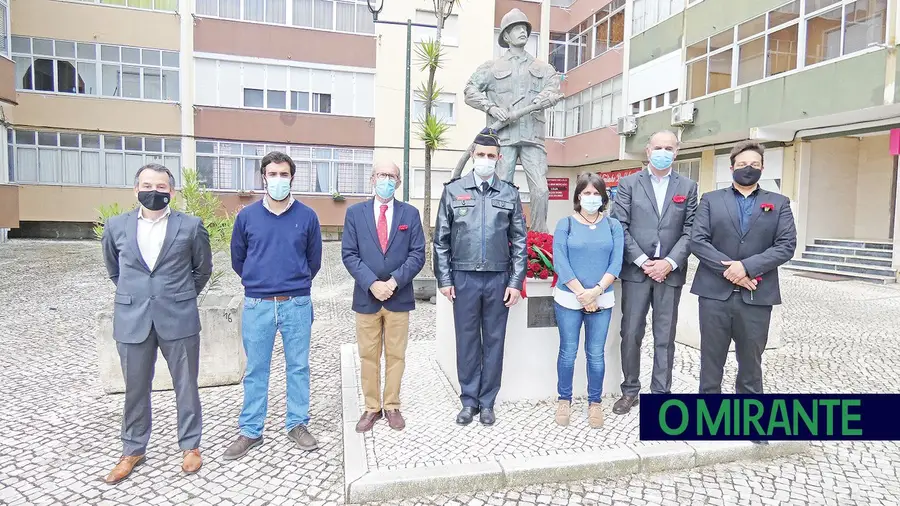 Homenagem aos combatentes e aos bombeiros no 25 de Abril