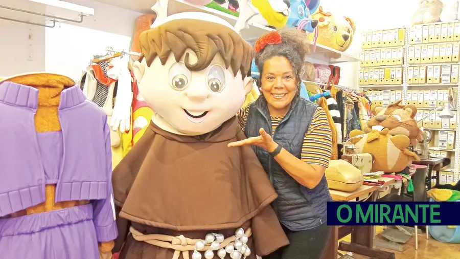 Mona é uma criadora de bonecos que fazem a história da televisão Mona é uma criadora de bonecos que fazem a história da televisão