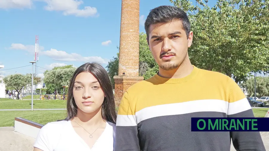 Dois irmãos ciganos são um exemplo de mérito escolar em Azambuja Dois irmãos ciganos são um exemplo de mérito escolar em Azambuja