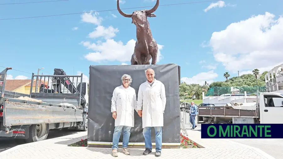 Escultura de Rui Fernandes assinala centenário da praça de toiros da Chamusca