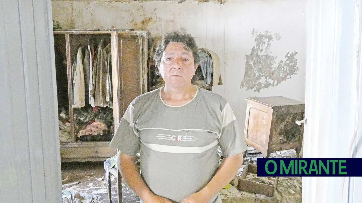 O MIRANTE | Vive na sala de casa do irmão depois de perder tudo num ...