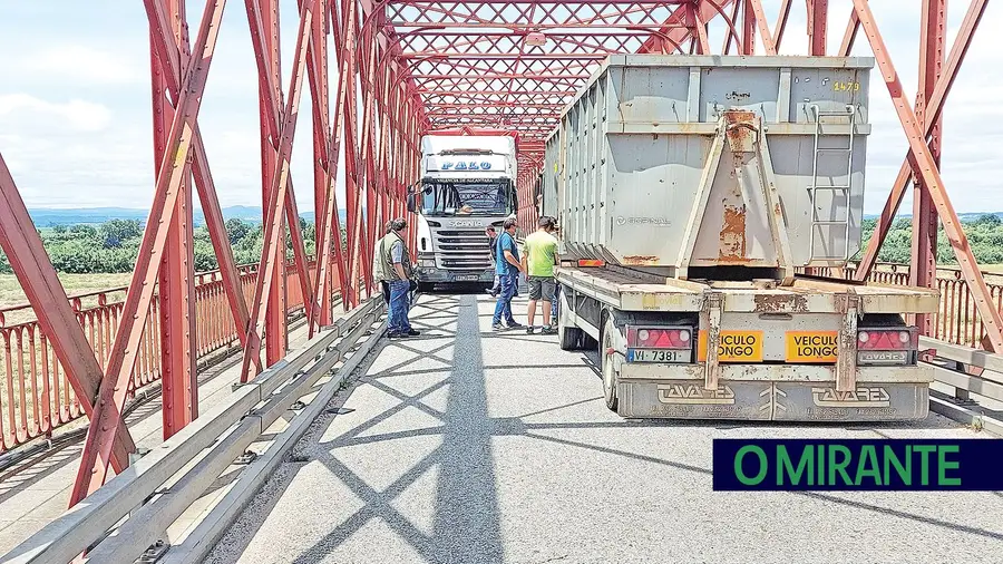 Mais um bloqueio na ponte da Chamusca 