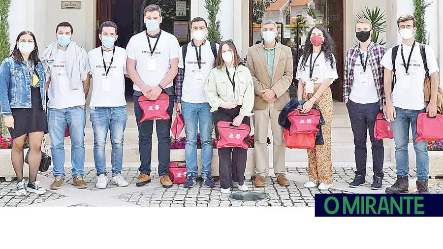 Um grupo de oito estudantes Um grupo de oito estudantes