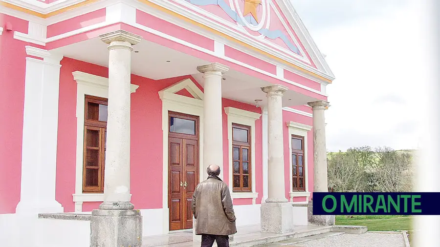 Escola Grandella, em Tagarro, está há anos ao abandono 