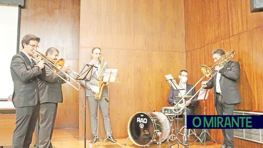 O início da sessão solene do 41º aniversário O início da sessão solene do 41º aniversário
