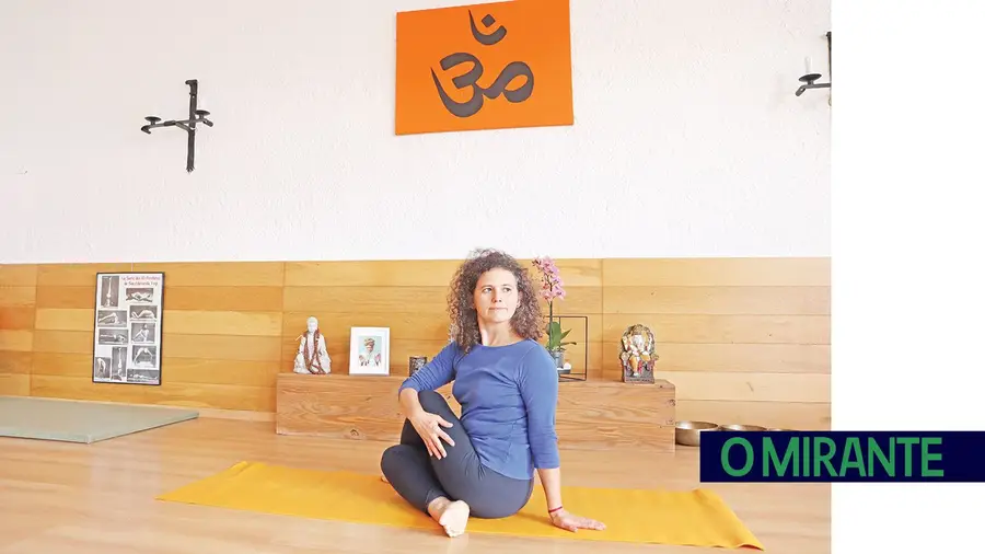 O yoga está na moda e ajuda a combater o stress